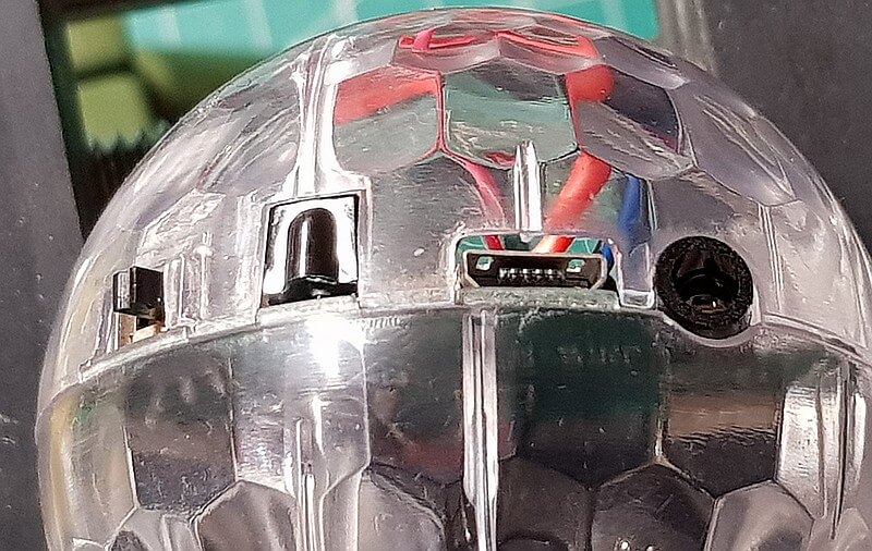 Unterseite des Heli-Balls mit Betriebsschalter, Infrarotsensorik und Mikro-USB-Ladebuchse