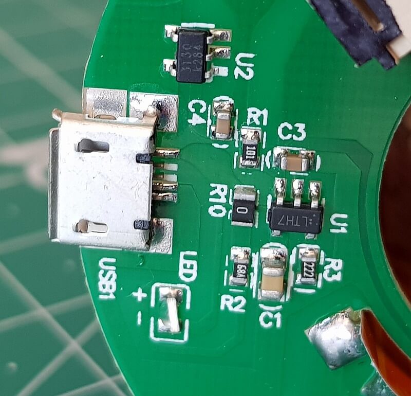 Detailansicht der Platine mit Lade-Elektronik für Akku über Mikro-USB-Anschluss