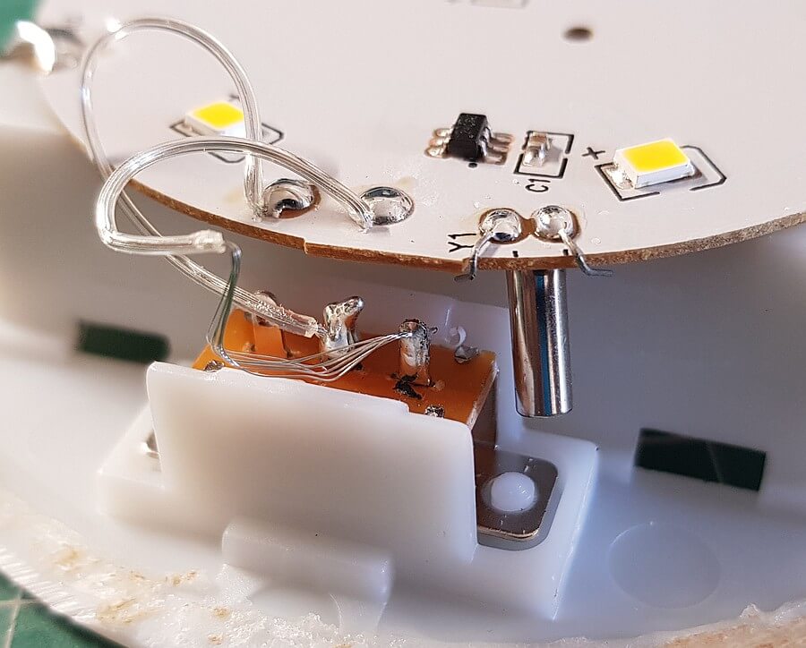 Detailansicht des Schalters und Batterieanschlüssen nach entferntem Heißkleber