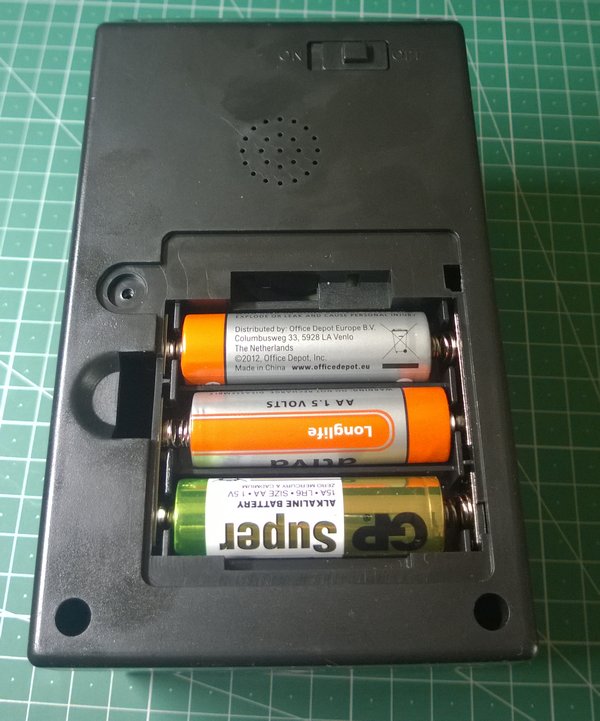 Rückseite mit eingelegten Batterien