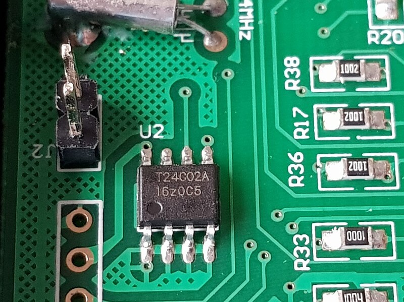 4MHz Quarz und T24C02A EEPROM-Chip