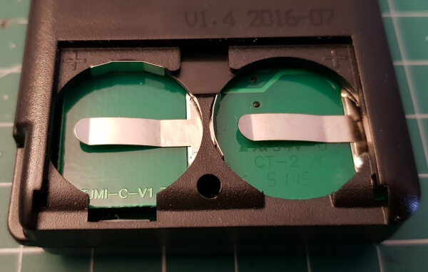 Geöffnetes Batteriefach (2× CD2032)