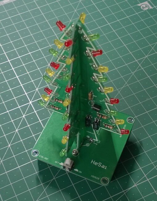 Fertig zusammengebauter LED-Weihnachtsbaum