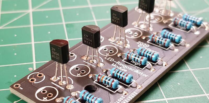 NPN-Transistoren werden verlötet