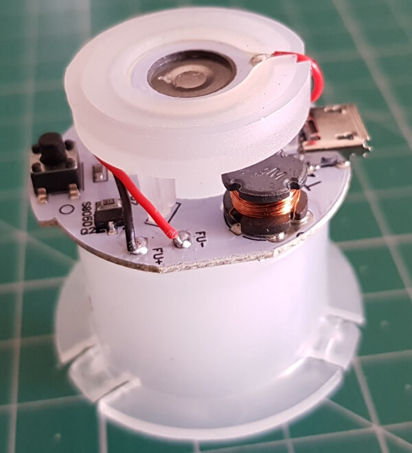 Geöffneter Bulb Humidifier mit Piezo-Vernebler und Platine