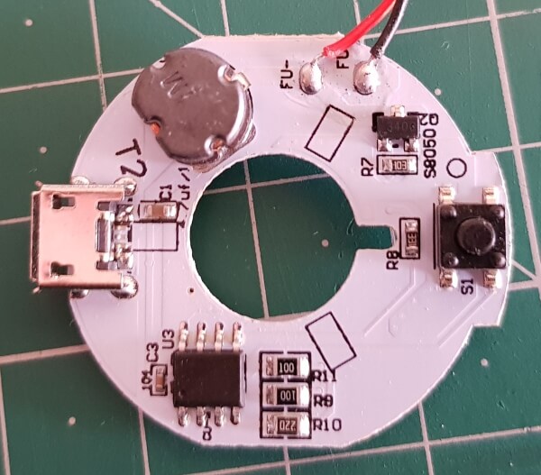 Platine mit Chip, Betriebsschalter, USB-Anschluss und Induktivität