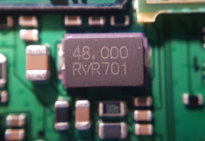 RVR701 Keramik-Resonator 48MHz (?)