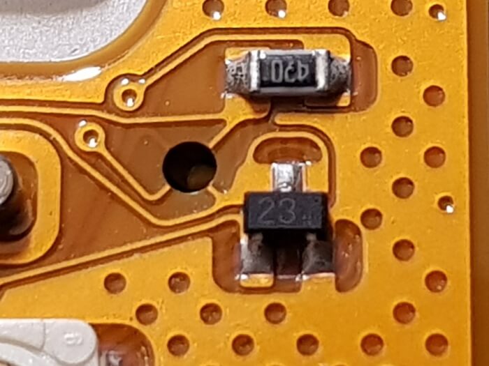 Detailansicht mit SMD-Widerstand und Transistor