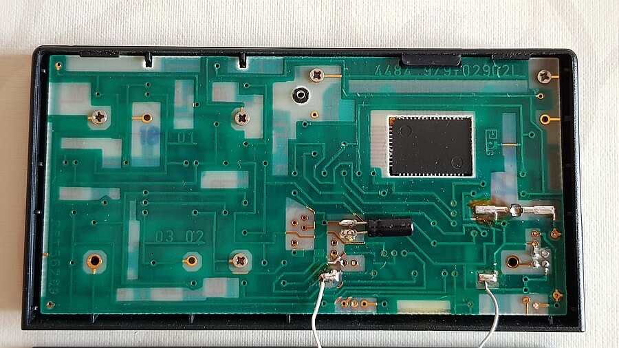 Geöffneter Taschenrechner MR 4130 mit Rückseite der Platine