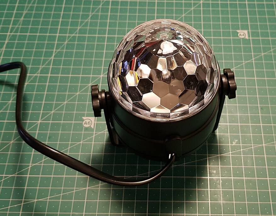 Betriebsbereite LED-Diskokugel
