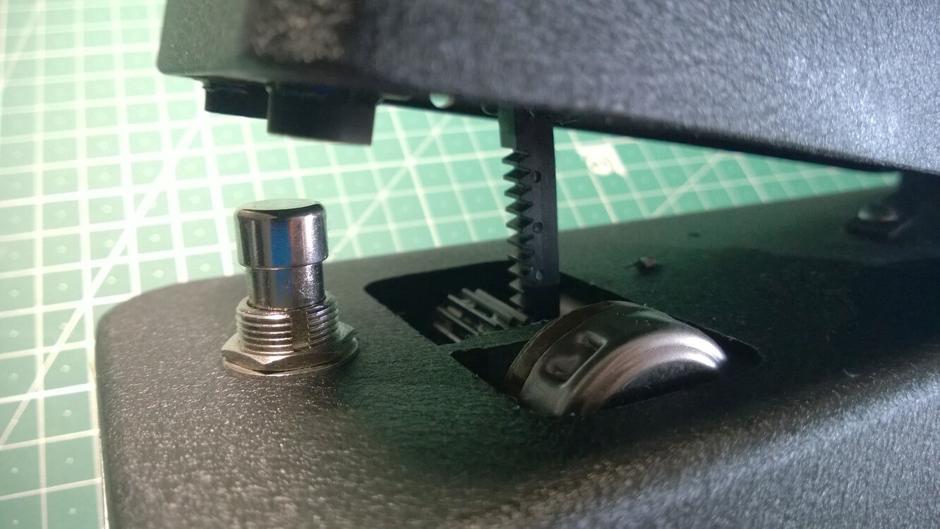 Pedal-Mechanik mit Bypass-Knopf und Zahnstange für Potentiometer