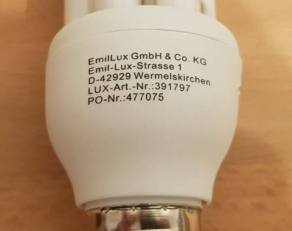Sockel der Energiesparlampe von OBI/EmilLux