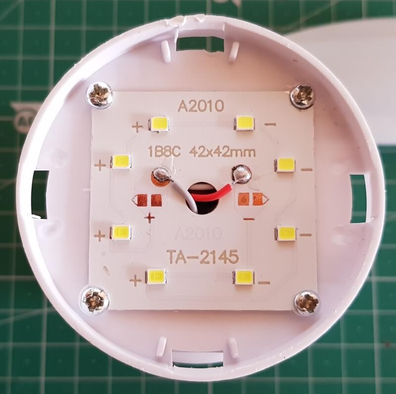 Geöffneter Zentralbereich der LED-Birne mit 8 LED-Chips