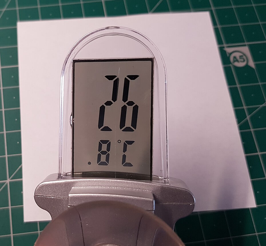 Eingeschaltetes Außenthermometer mit halbtransparenter LCD-Anzeige