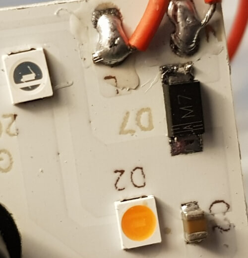 Detailansicht mit Gleichrichterdiode M7 (1000V, 1A)