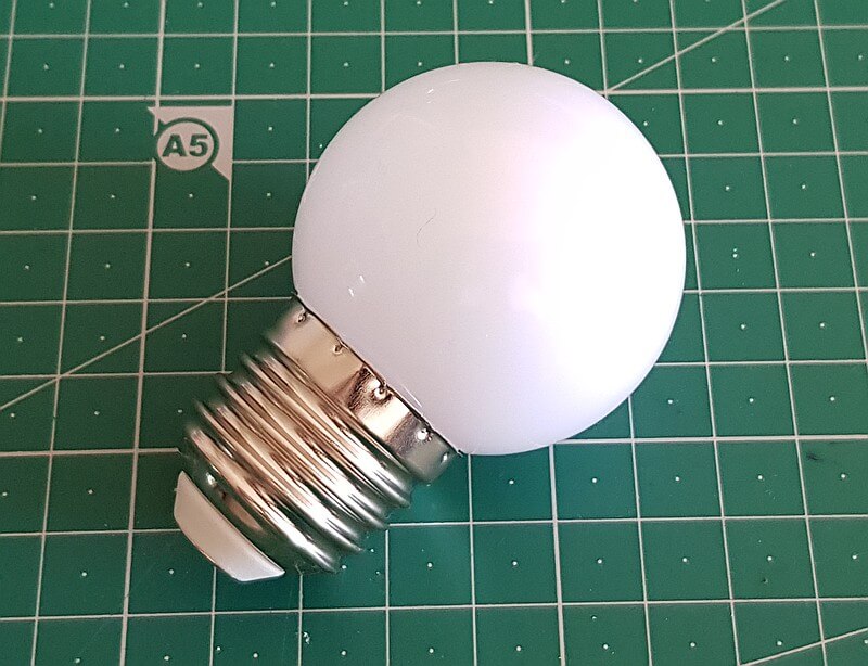Betriebsbereite LED-Birne mit E27-Gewinde