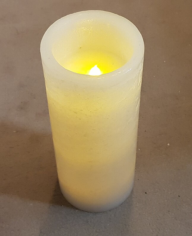 LED-Kerze in Betrieb mit Kunststoffflamme und Echtwachs-Gehäuse
