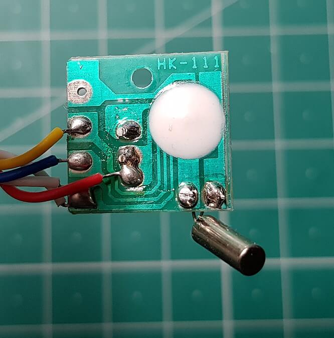 Platine der LED-Kerze mit (in Kunstharz vergossenem) Steuerchip und Kristall zur Zeit-Steuerung (Timer-Funktion)