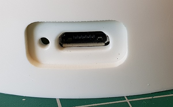 Mikro-USB-Anschluss zum Laden des eingebauten Akkus