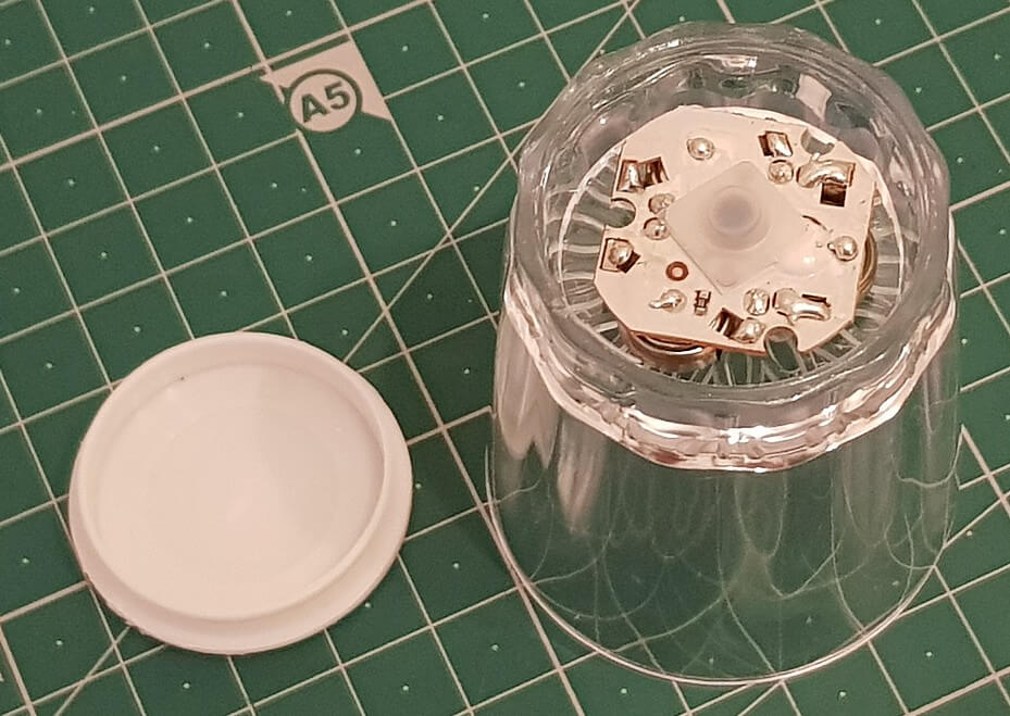 Geöffnete Unterseite des LED-Schnapsglases