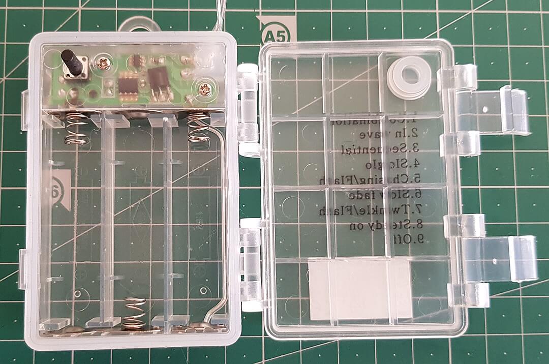 Geöffneter Batteriekasten mit Steuer-Elektronik für den LED-Microdraht