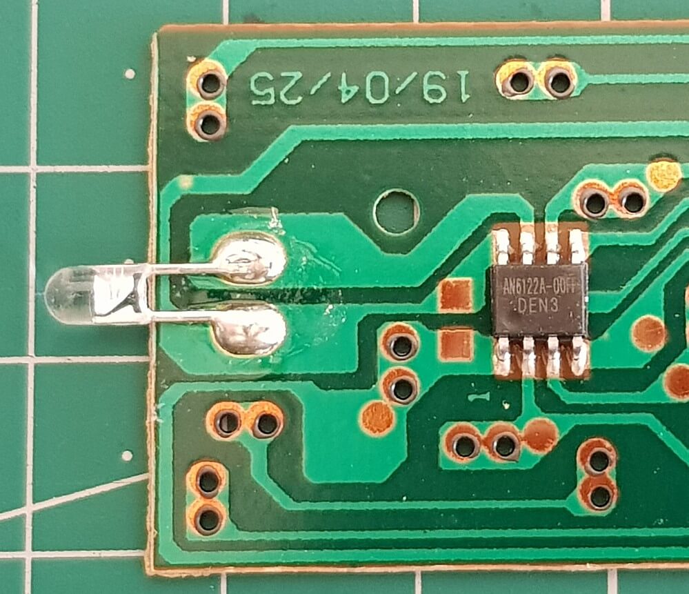 Detailansicht der Platine mit der IR-LED (links) und IR-Chip AN6122A-00FF