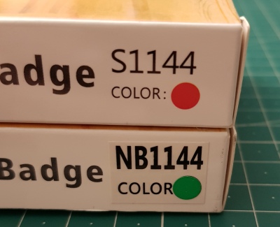Zwei Varianten des LED Namensschilds