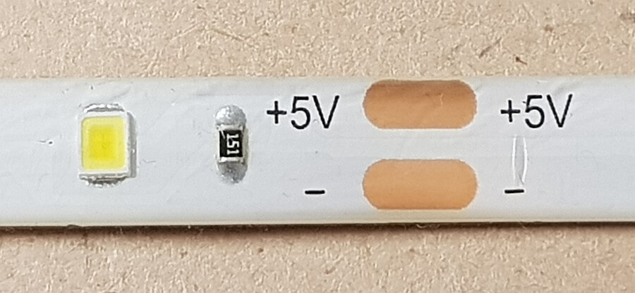 Detailansicht einer LED mit 150Ω Vorwiderstand und Kontaktflächen