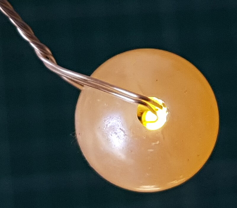 Detail einer Leuchtperle (beleuchtet)