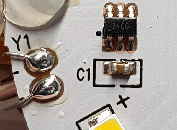 Detailansicht der Platine mit unbekanntem 6-Pin Chip 24C6L