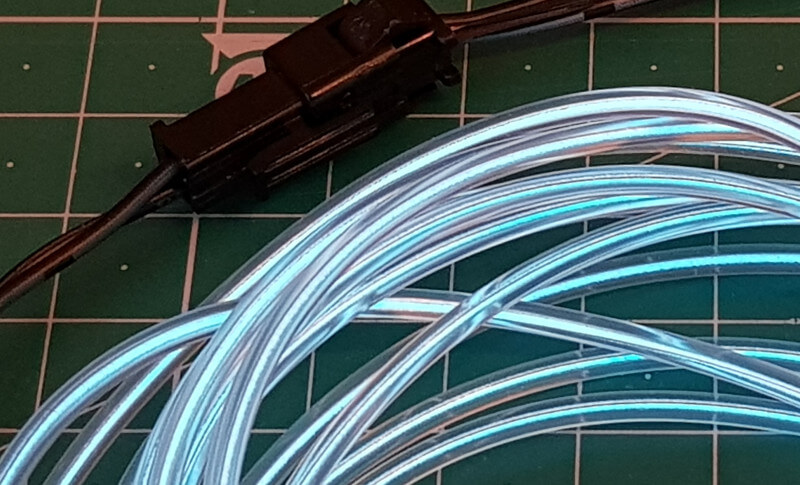 Detailansicht eines leuchtenden EL-Kabels
