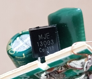 Detailansicht mit NPN-Transistor MJE 13003