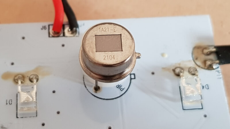 Detailansicht mit PIR-Sensor (ohne Fresnel-Linse)