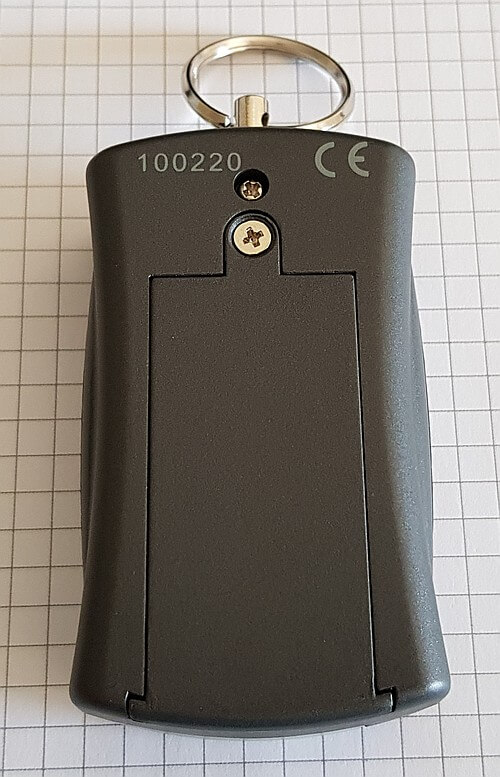 Rückseite des Mini-Alarms mit verschraubtem Batteriefach
