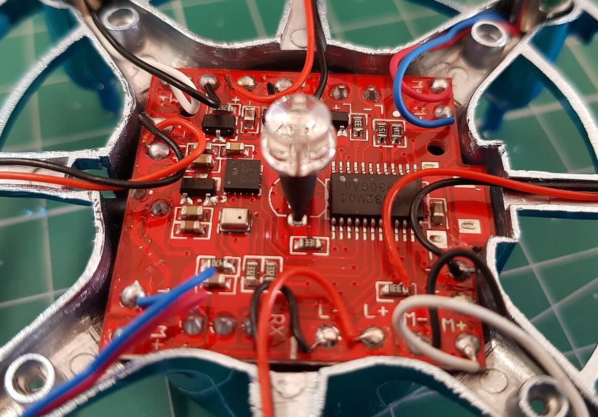 Detailansicht des Flight-Controllers der Mini-Drohne