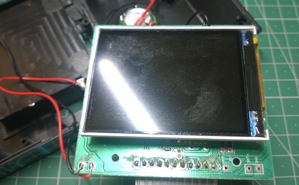 LCD-Bildschirm in Position auf der Platine
