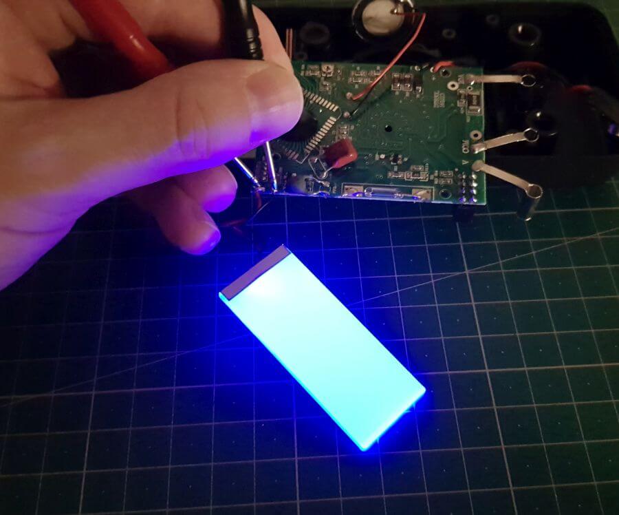 Test der blauen LED-Hintergrundbeleuchtung des LCDs