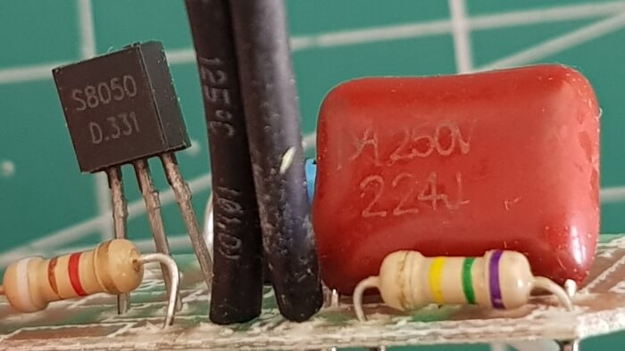 Transistor S8050 und Kondensator 224J/250V