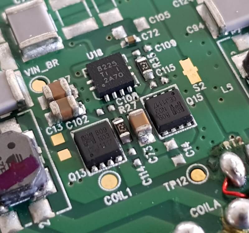 Detailansicht mit Chip 8225 (oder B225) und B09N03 (N-Channel MOSFET)