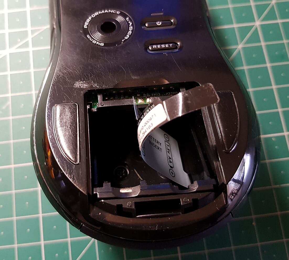 Unterseite der Maus mit geöffnetem Batteriefach (2x AA 1,5V)