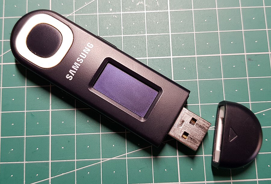 Betriebsbereiter MP3-Player mit abgezogenem USB-Schutz
