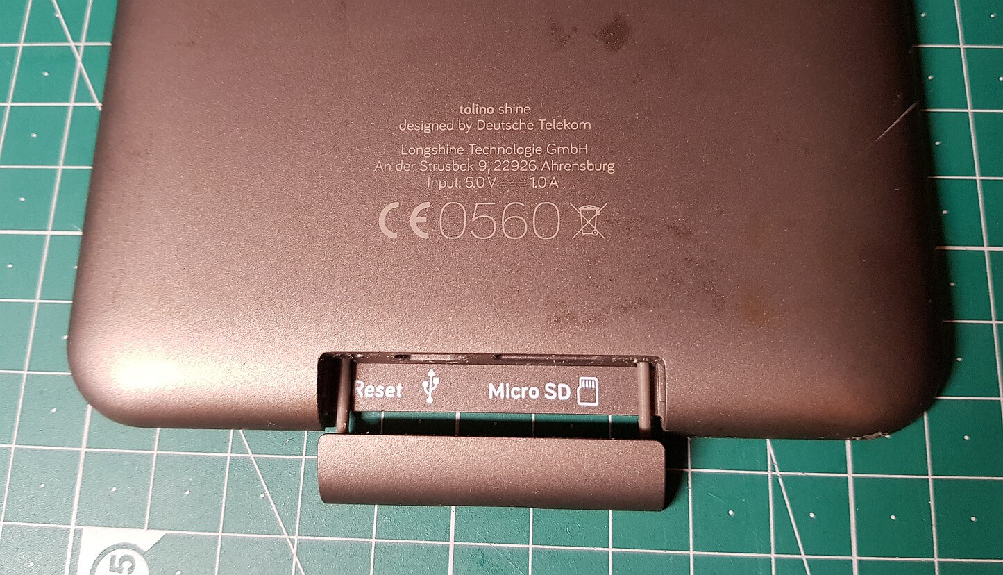 Rückseite des Tolino shine mit Reset-Taster, USB-Ladebuchse und MicroSD-Karten-Schacht