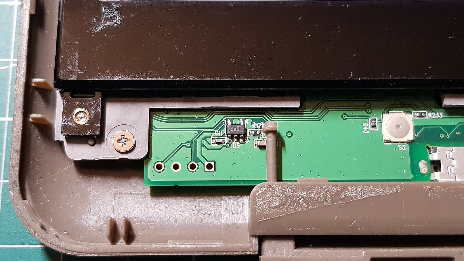 Detailansicht des unteren Bereichs mit USB-Buchse und Tolino-Taste (rechter Mikrotaster)
