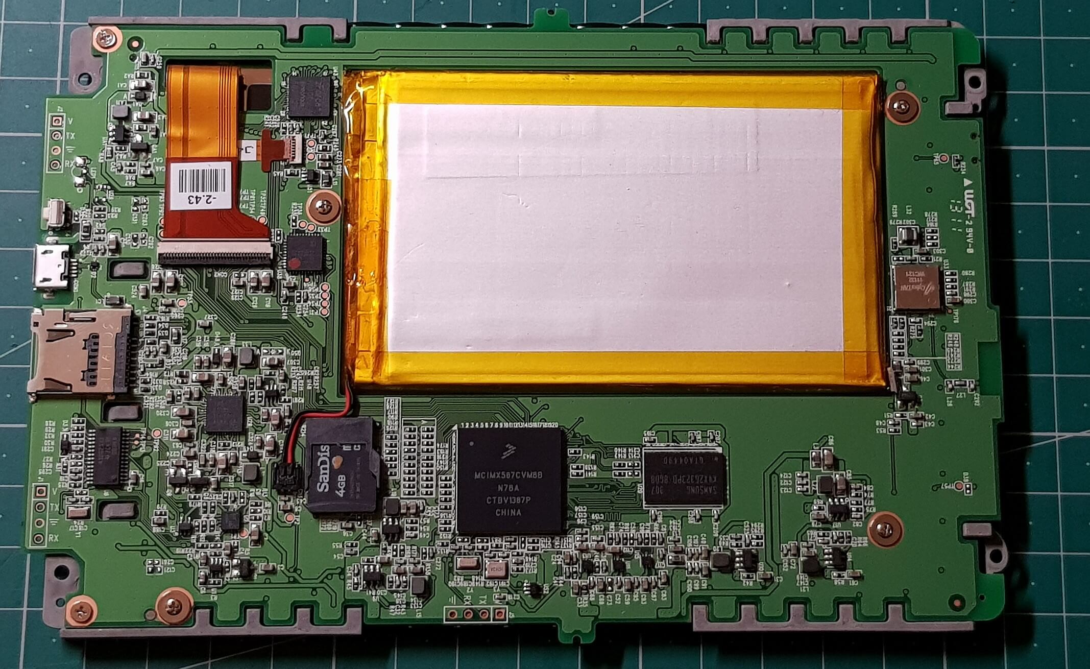Freigelegte Platine des Tolino shine mit SD-Karten-Schacht, Prozessoren und flachem Li-Ionen-Akku