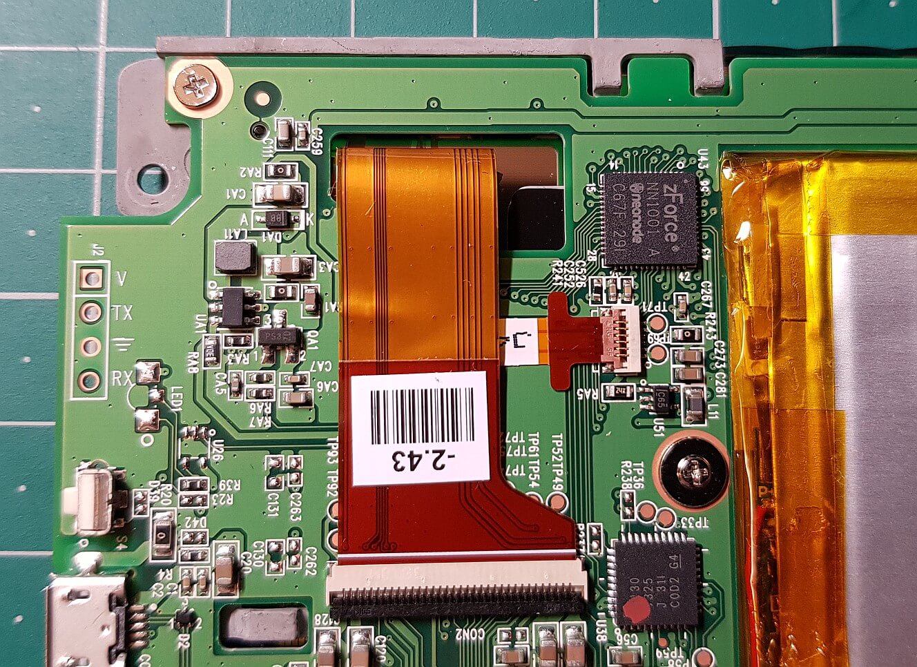 Detailansicht der Platine des Tolino shine mit Touch-Controller-Chip Neonode zForce NN1001