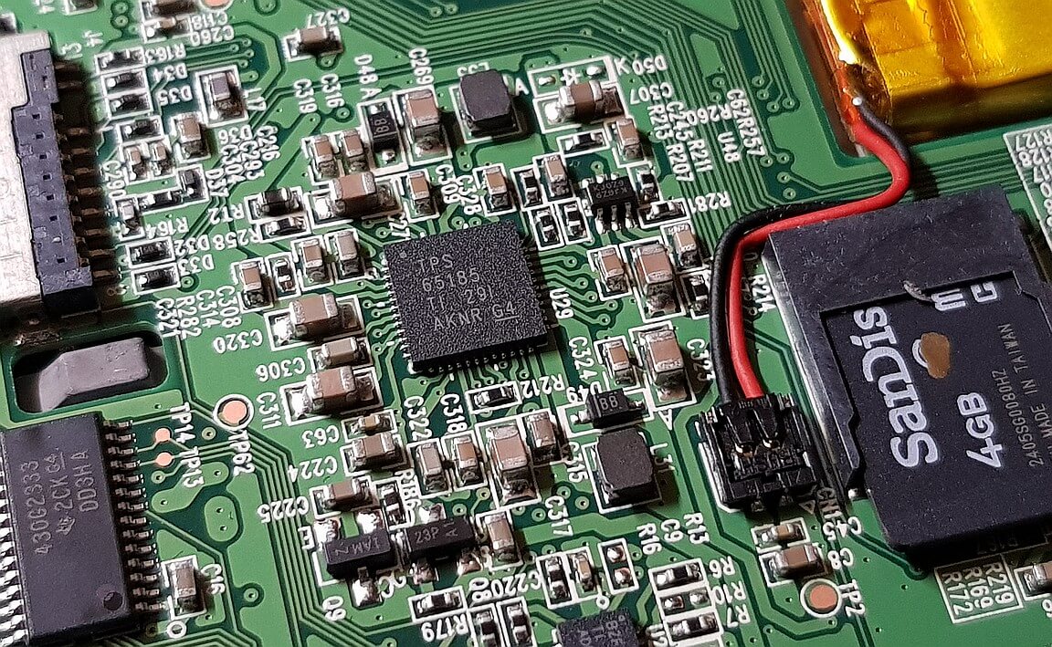 Detailansicht der Platine des Tolino shine mit TPS65185 Chip von Texas Instruments