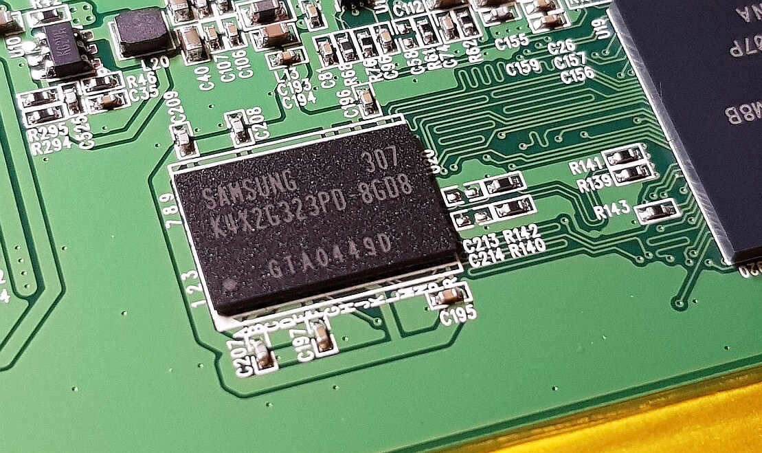 Detailansicht der Platine mit RAM-Modul K4X2G323PD-8GD8 von Samsung