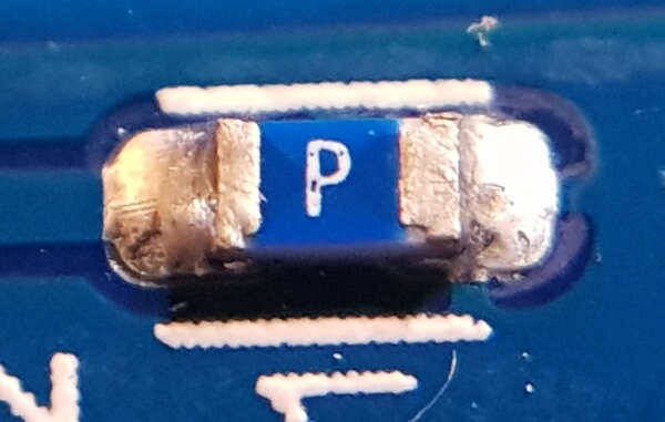 Unbekannte SMD-Komponente mit P
