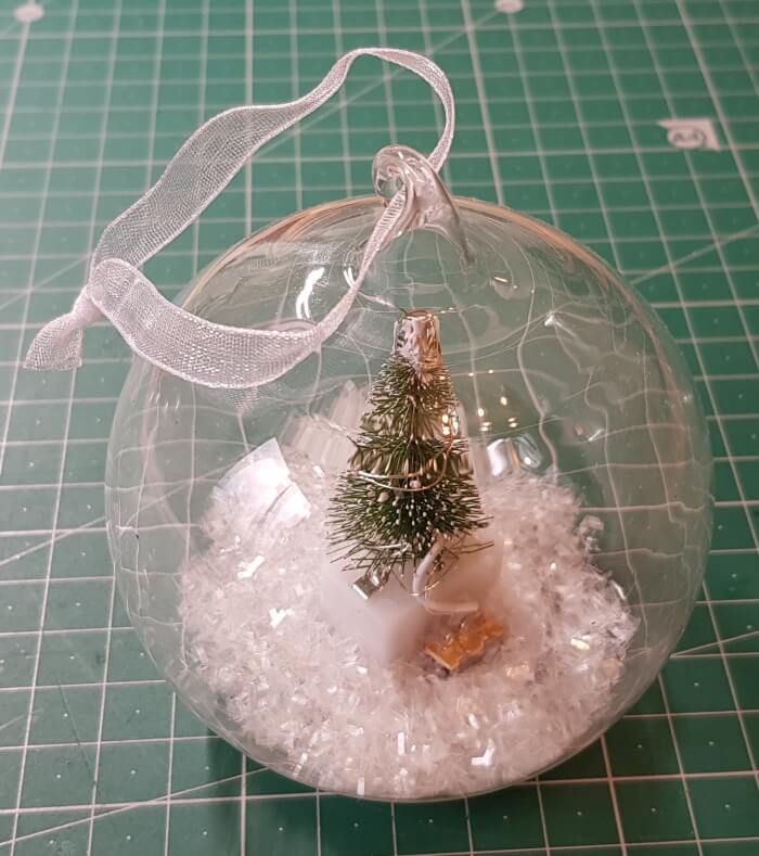 Weihnachtliche Glaskugel mit Tannenbaum und LEDs