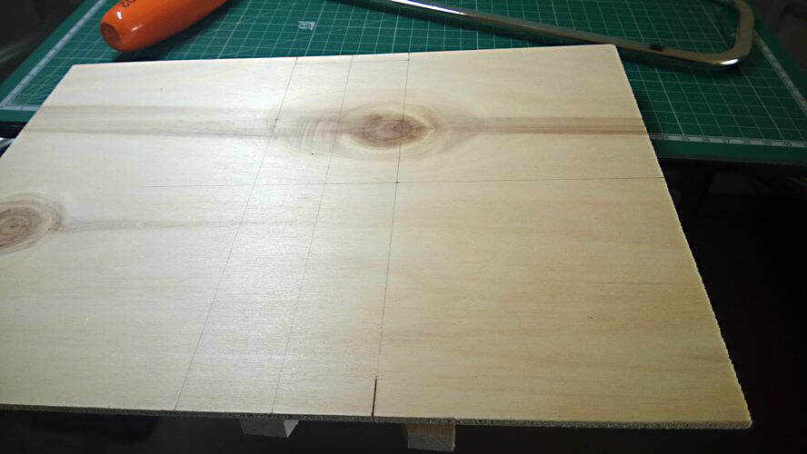 Nach dem Abmessen werden die einzelnen Teile der Holzbox auf die Sperrholzplatte gezeichnet.